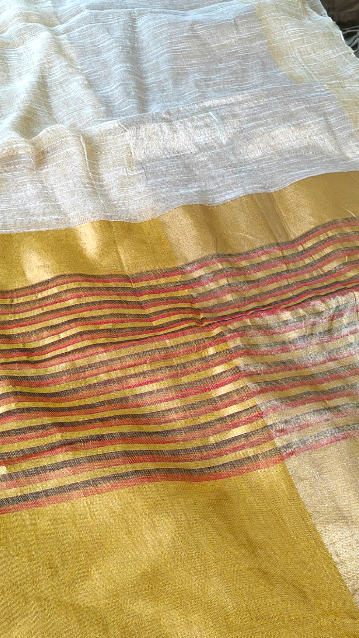 Svarna Golden Mettalic Linen Saree
